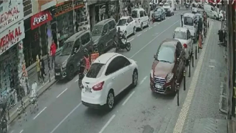 Zeytinburnu'nda motosiklet kazası kamerada 