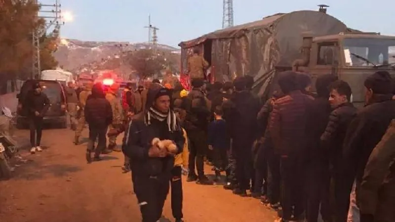 Mehmetçik, depremzedelere sıcak yemek dağıtımına aralıksız devam ediyor