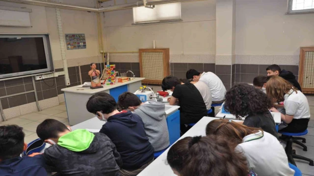 Edebali Ortaokulu başarısıyla adından söz ettiriyor
