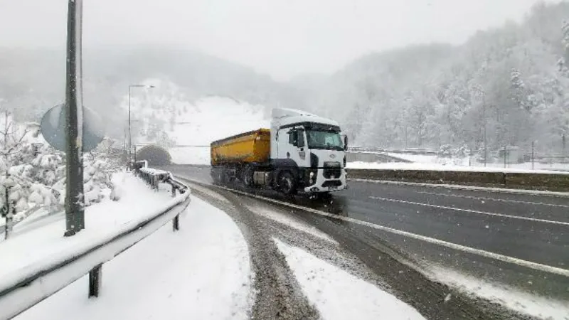 Bolu Dağı'nda kar yağışı etkili oluyor