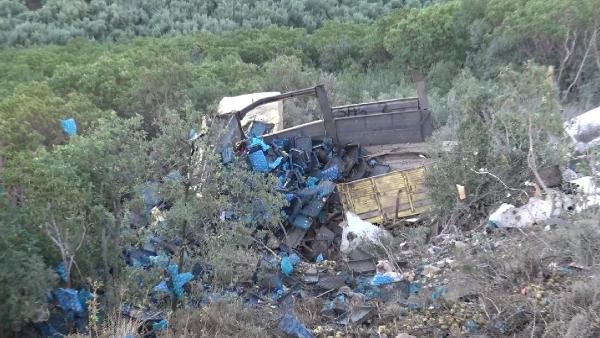 Şarampole yuvarlanan kamyonette sıkışan sürücüyü, yangına giden itfaiyeciler kurtardı