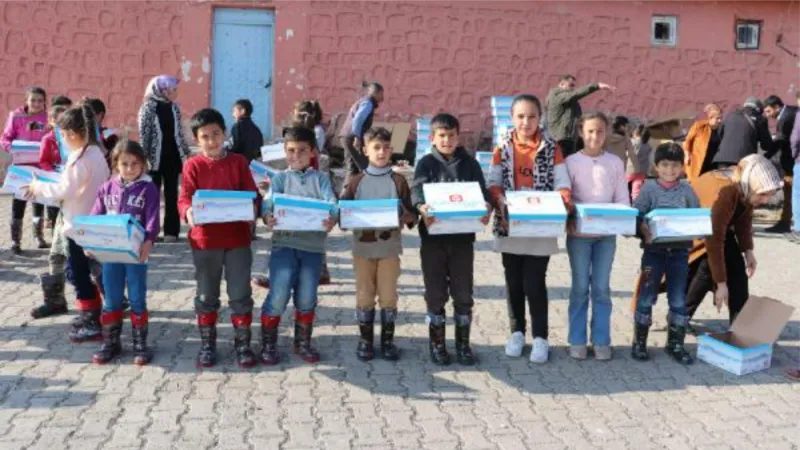 Ağrı'nın köy okullarındaki çocuklara İzmir'den karne hediyesi