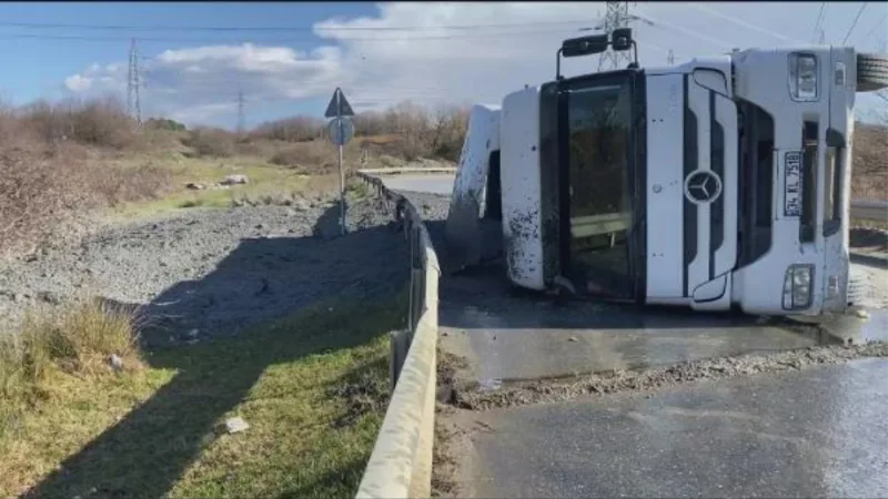 Arnavutköy'de hafriyat yüklü kamyon devrildi