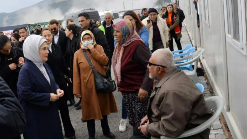 Emine Erdoğan'dan Nurdağı'nda depremzedelere ziyaret