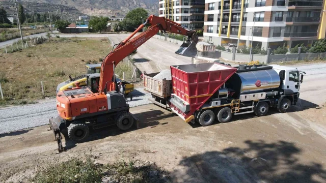 Efeler’in yeni asfalt makinesi ilk görevine çıktı