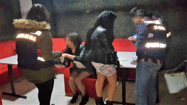 Eğlence mekanında kaçak olarak çalışan yabancı uyruklu 2 kadın sınır dışı edildi