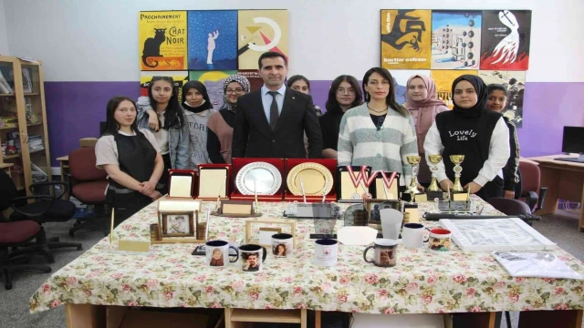 Elazığ’da öğrenciler hem okuyup hem meslek öğrenerek harçlıklarını çıkarıyor