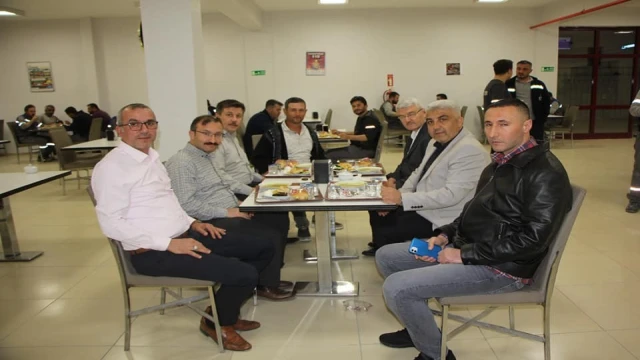 Emet ve Hisarcık’ın belediye başkanları işçilerle birlikte sahur yaptı