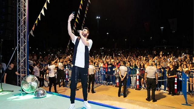 Emre Kaya, çöken sahneye rağmen sahnede