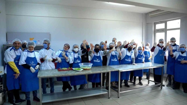 Engelsiz mutfak yüzleri güldürüyor
