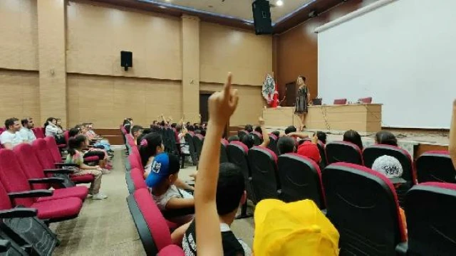 Etek giyen kadın avukat, ‘Kürsünün arkasında anlatın’ denilince konuşmayı bıraktı