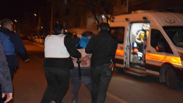 ”Evi yakacağım” diyerek kendini odaya kilitleyen genç polisi alarma geçirdi