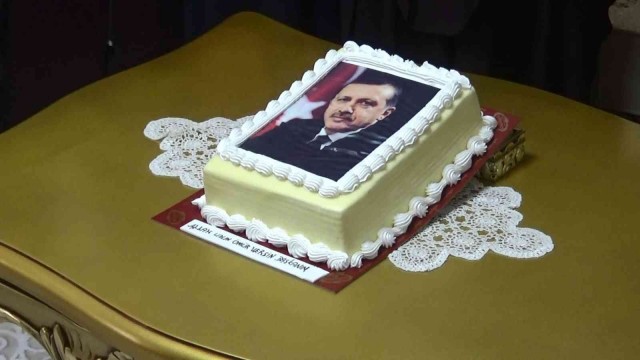 Evlat nöbetindeki aileler, Cumhurbaşkanı Erdoğan’ın 68. yaş gününü kutladı