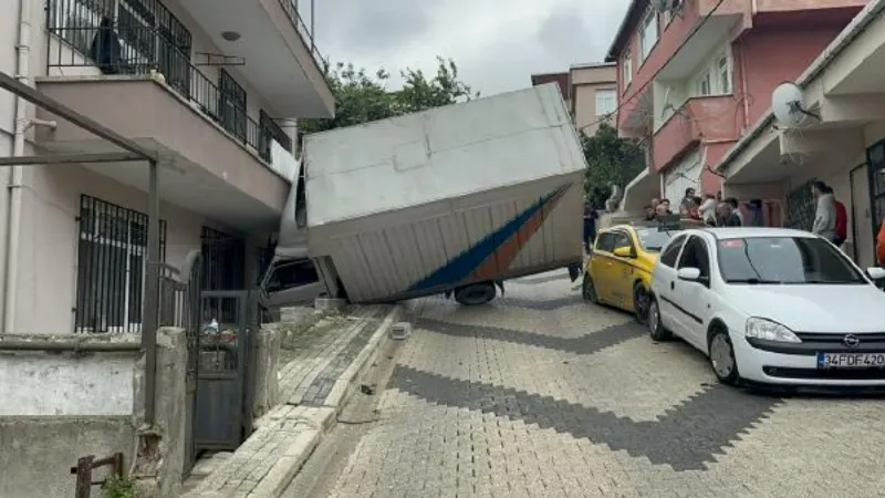 Üsküdar'da yokuştan kayan kamyonet 4 katlı apartmana çarptı