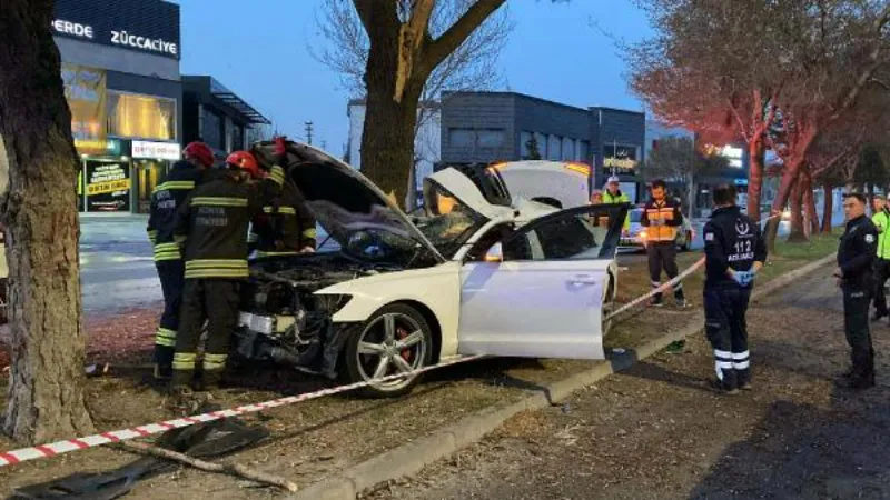 Refüjdeki ağaca çarpan otomobildeki anne öldü, 2 çocuğu ile eşi yaralandı