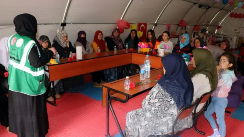 Gönüllü öğretmenler, depremzedelerin 'Kadınlar Günü'nü çiçeklerle kutladı
