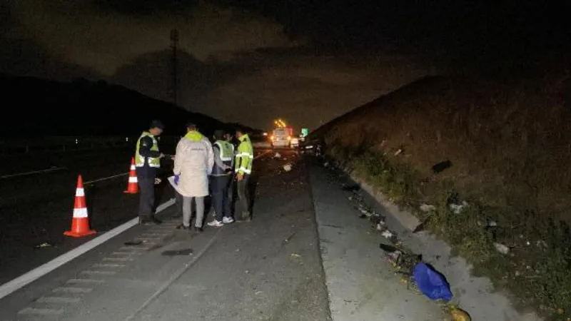 TIR’a çarpan otomobildeki aynı aileden 3 kişi hayatını kaybetti