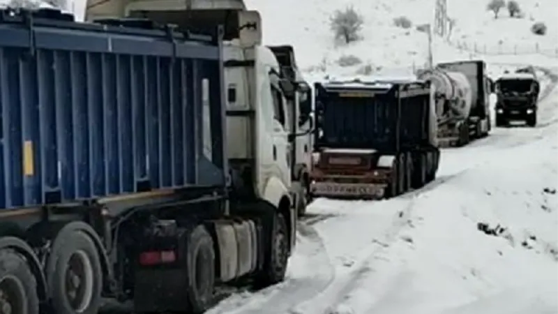 Şirvan'da kar yağışı nedeniyle bazı araçlar yolda kaldı