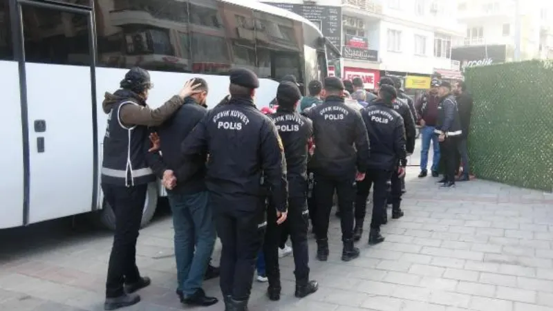 İzmir merkezli 3 ildeki 'Alabora' operasyonunda 24 tutuklama