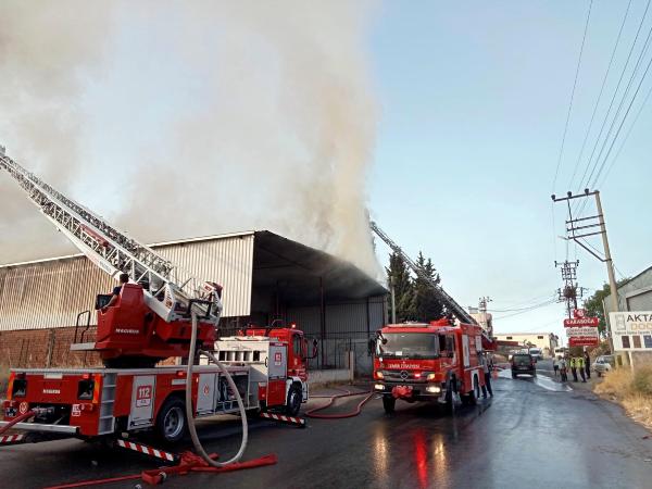 İzmir'de, plastik fabrikasında yangın