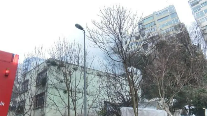 Beşiktaş'ta 3 katlı binanın bodrumunda yangın: Mahsur kalan iki kişiyi itfaiye kurtardı 