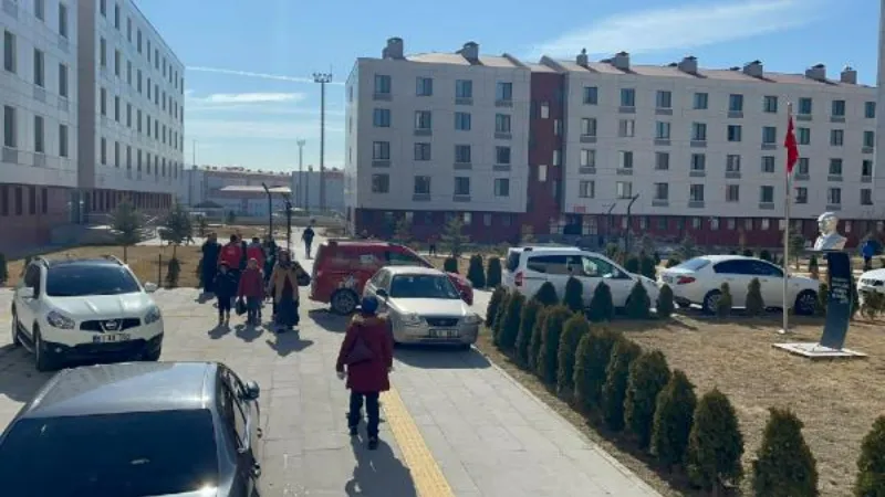 Enkazdan kendi imkanlarıyla çıkıp, 3 çocuğunu kurtardı