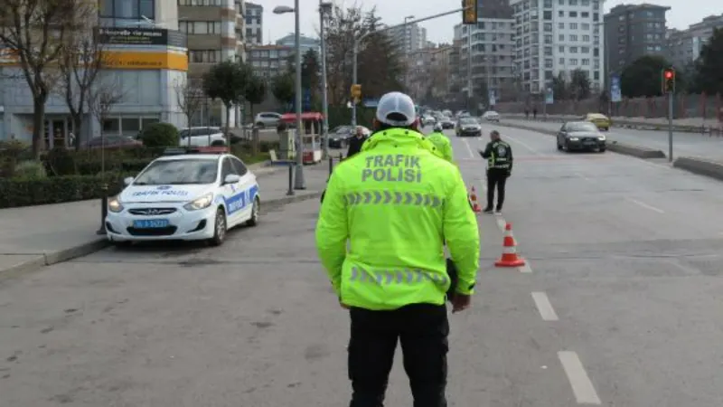 Kadıköy'de polis yolcu gibi minibüse bindi şoförlere ceza yazdı