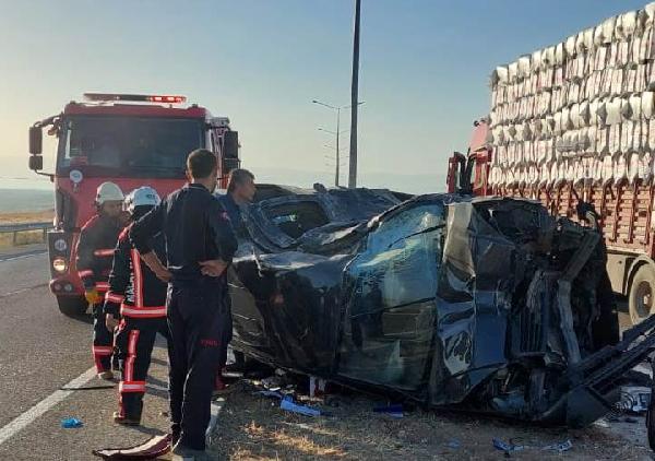 Malatya'da kamyona çarpan hafif ticari araç devrildi: 2 ölü