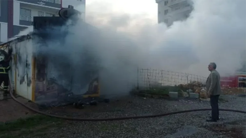 Siirt'te inşaat bekçisinin kulübesi yandı