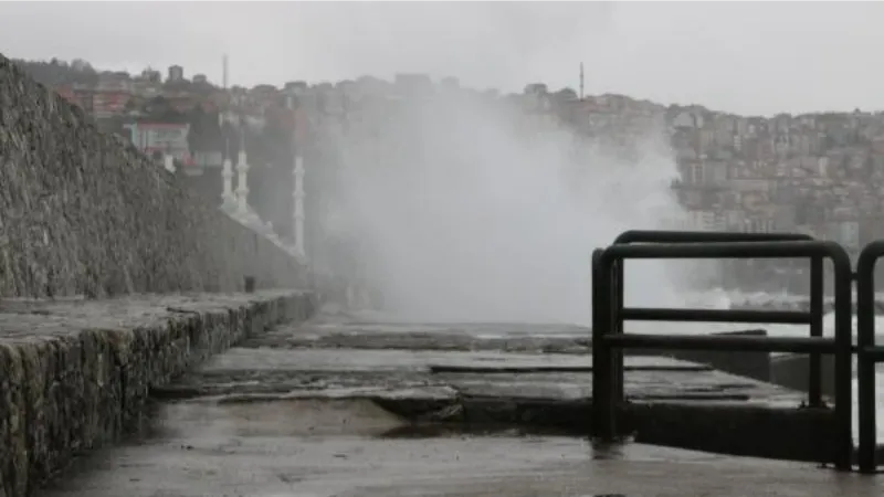 Zonguldak’ta kuvvetli rüzgar; 7 metreyi aşan dalgalar oluştu