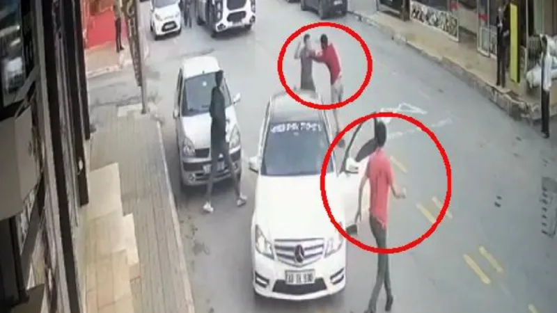 Mersin'de 2 kişinin yaralandığı bıçaklı kavga kamerada