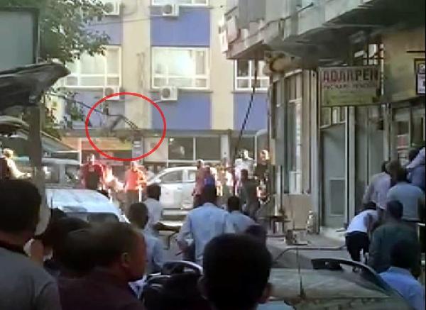 Barışmak için buluşup taşlı, sopalı, sandalyeli kavga ettiler; o anlar kamerada