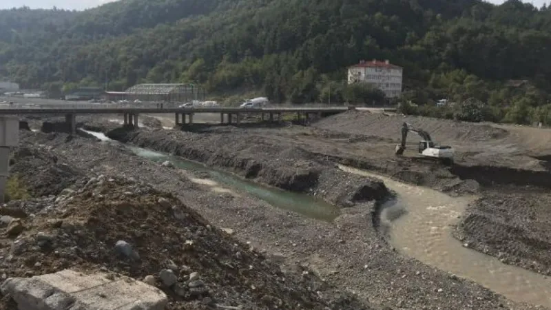 Kastamonu'da taşan Ezine Çayı kenarında okul projesine tepki