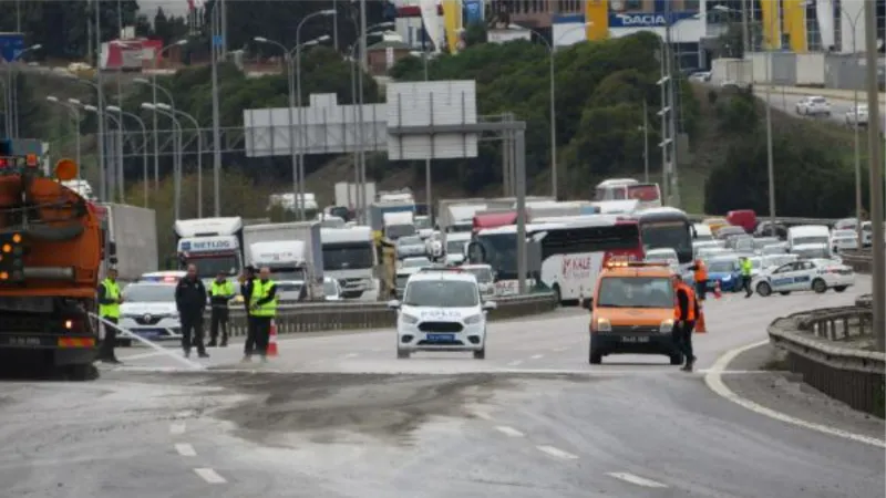 Sultanbeyli'de yola beton harcı döküldü, TEM Otoyolu trafiğe kapandı