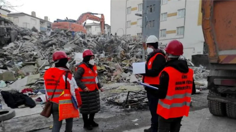 Deprem bölgesini inceleyerek 'Enkaz Yönetim Rehberi' hazırladılar