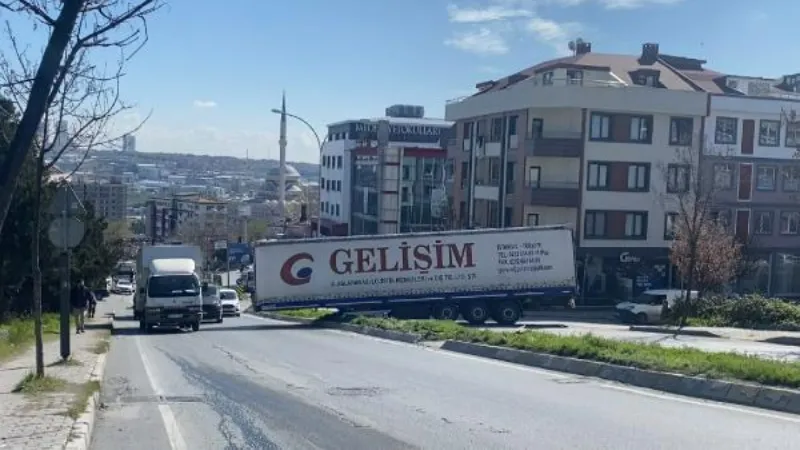 Beylikdüzü'nde kayan TIR dorsesi iki araca çarptı