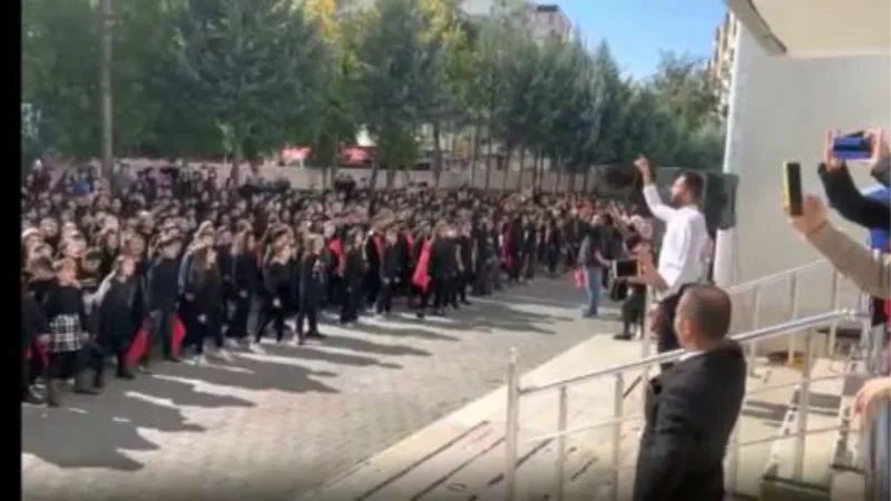 Batmanlı öğrenciler hep bir ağızdan 'Atatürk Çocukları Marşı'nı okudu