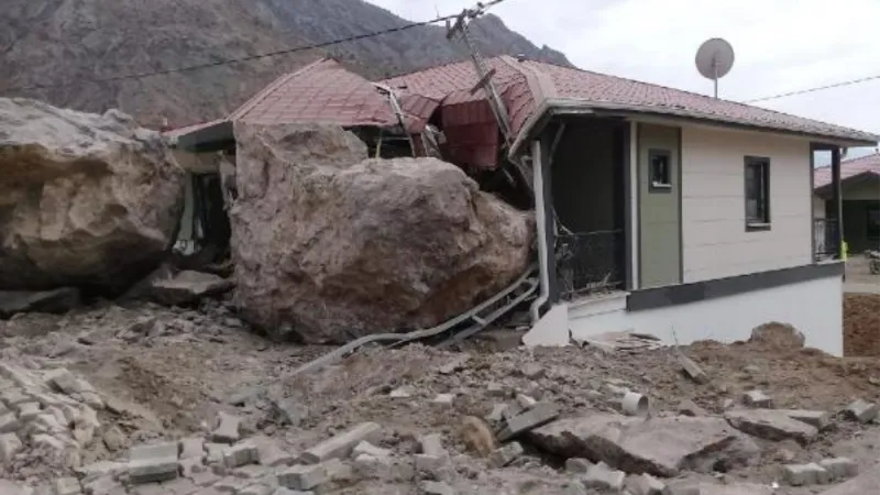 Yeni Yusufeli'nde kontrollü patlatmada kaya düşen 2 ev hasar gördü