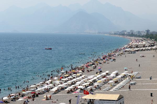 Antalya'da sıcaktan bunalanlar sahili doldurdu