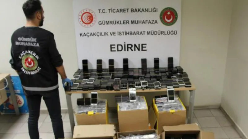 Kapıkule'de 3,7 milyon liralık akıllı telefon ekranı ele geçirildi