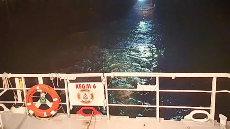 Avcılar açıklarında arızalanan tekneyi kıyı emniyeti kurtardı 