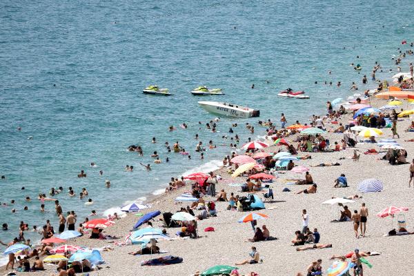 Antalya'da hafta sonu sahiller doldu