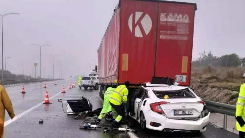 Manisa'da otomobil, TIR'a çarptı: 2 ölü, 2 yaralı