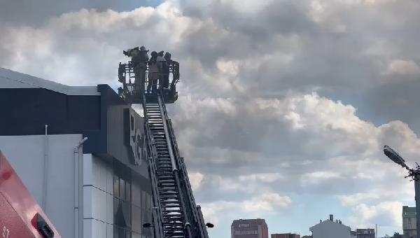 Arnavutköy'de fabrikada yangın;İşçiler çatıda mahsur kaldı