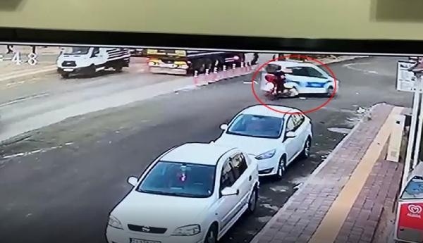 Polis aracına çarpan motorlu kurye ağır yaralandı