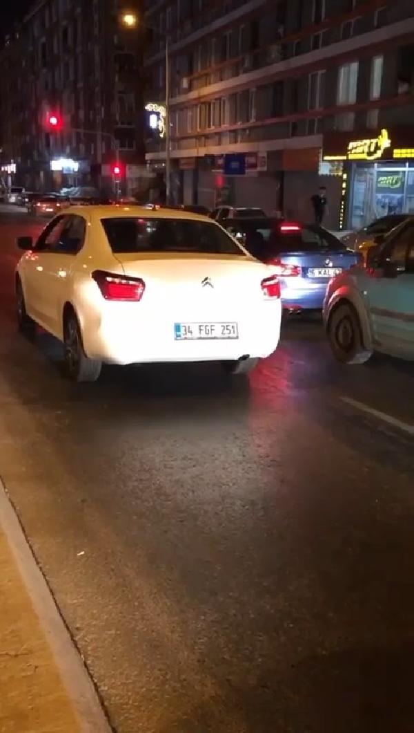 Eyüpsultan’da trafikte tartıştığı sürücüyü aracının içinde tekmeledi