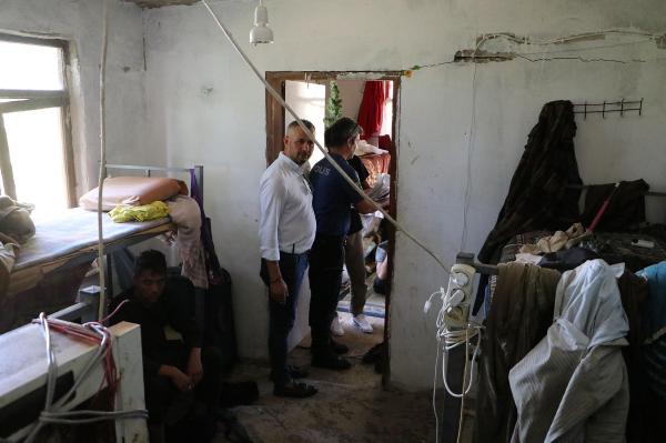 Tekirdağ'da 'çekçek' ile atık toplayanlara operasyon: 12 Afgan gözaltında