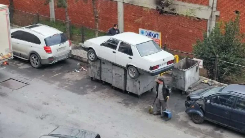 İş yerinin önünü kapatan otomobili çöpe attılar