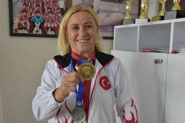 64 yaşındaki Kamuran öğretmen, madalya ile Türkiye'ye döndü
