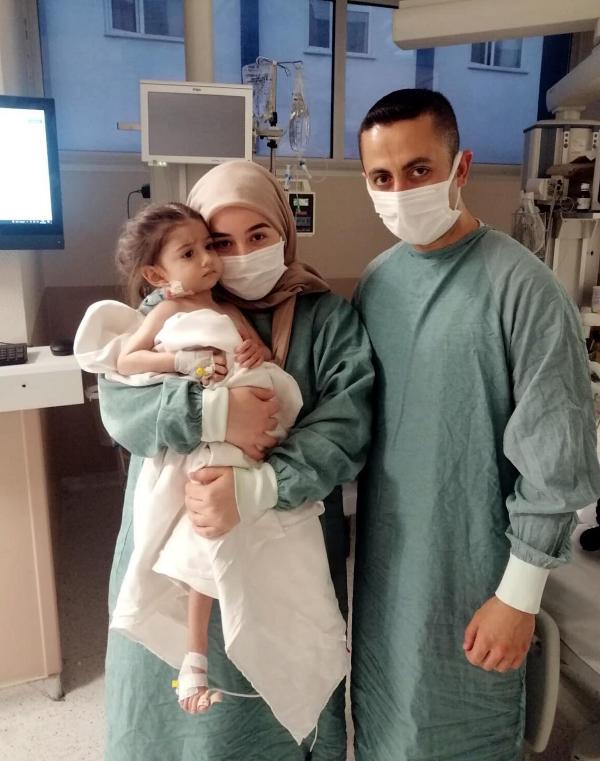 Kalp nakliyle hayata tutunan Asel'in babasından organları bağışlanan adaşının ailesine fotoğraf